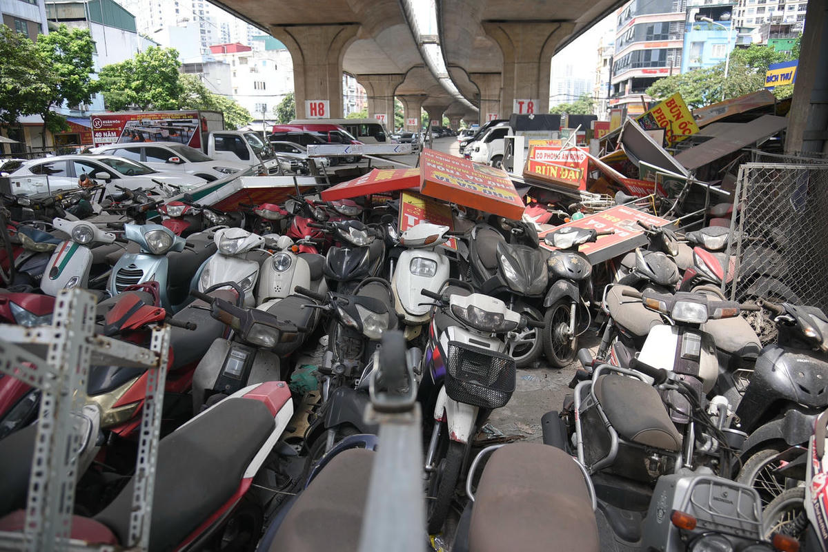 Phó Thủ tướng chỉ đạo các địa phương kiểm tra, rà soát toàn bộ việc cấp phép, quản lý, khai thác, vận hành bãi đỗ xe, đặc biệt là công tác phòng cháy chữa cháy. Ảnh: Lê Khánh.