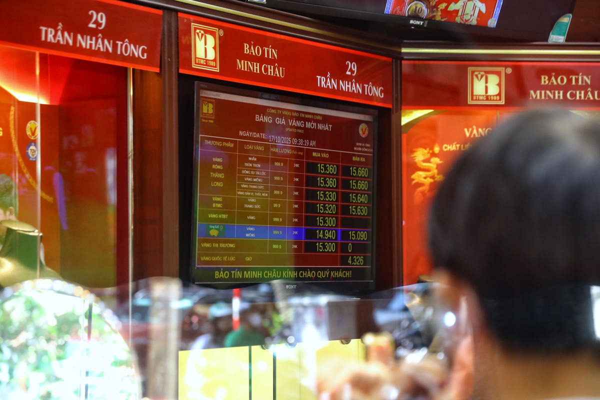 Khoảng 9h38 phút, vàng nhẫn, vàng miếng của Bảo tín Minh Châu bán ra với giá 15 triệu 660 nghìn đồng/chỉ.