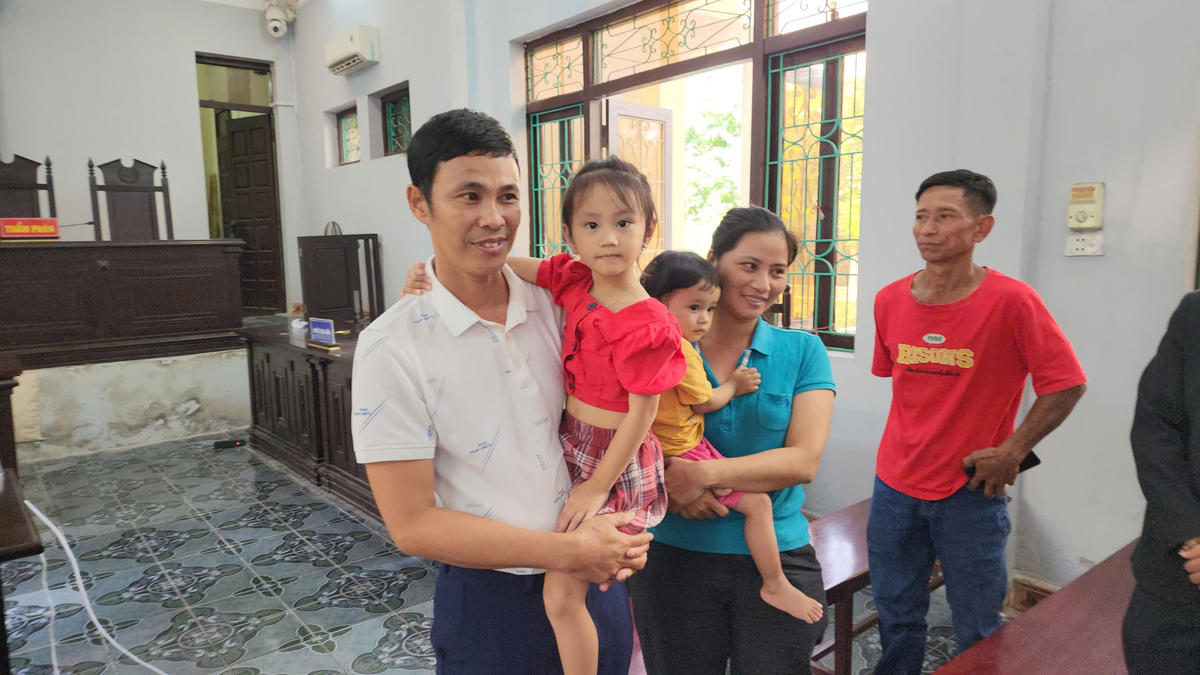 Bị cáo Nguyễn Khắc Thành cùng vợ con sau khi được Tòa tuyên miễn trách nhiệm hình sự. Ảnh: Nguyễn Hòa.