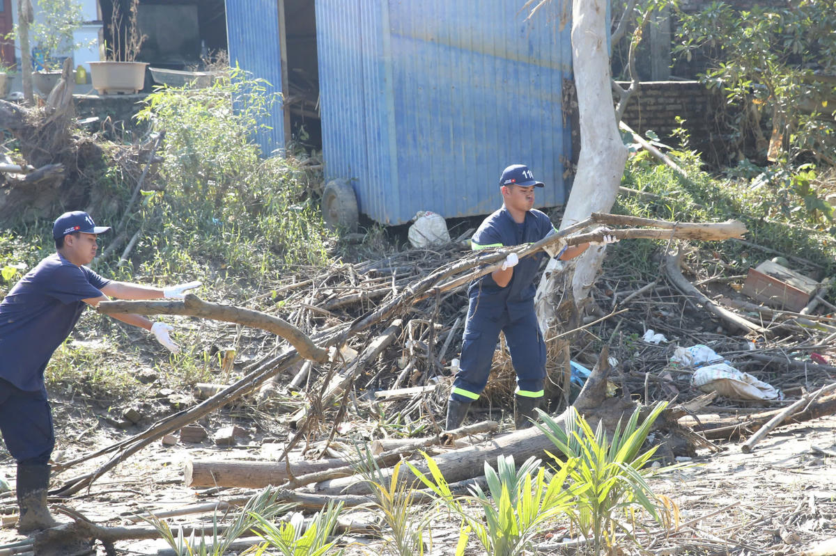 Với phương châm nước rút đến đâu vệ sinh đến đó, ngày 17/10, CATP tiếp tục huy động hơn 200 CBCS các đơn vị phối hợp với Công an xã Đa Phúc, Đoàn thanh niên xã Đa Phúc cùng nhân dân, các ngành, đoàn thể ở địa phương tổ chức quyét dọn, lau rửa nhà cửa, các tuyến đường, đồ dùng, tài sản tại những khu vực nước vừa rút.