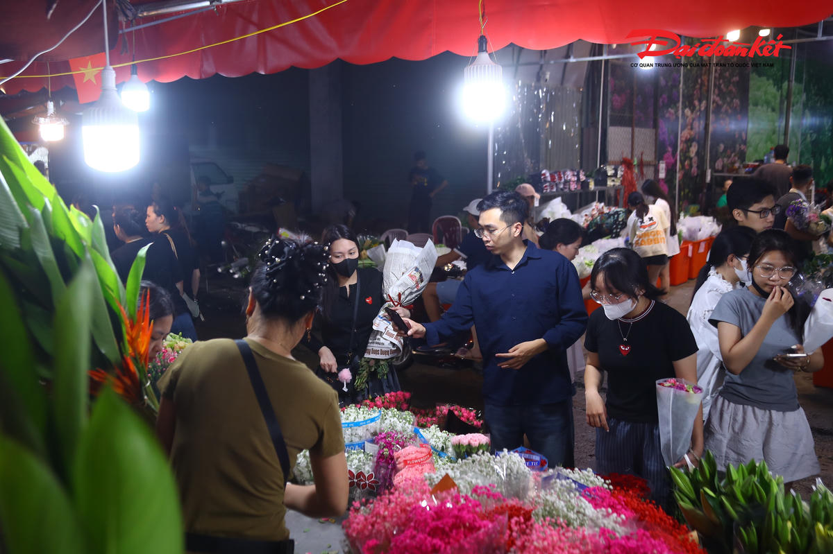 Chia sẻ với PV Báo Đại đoàn kết, chị Huyền tiểu thương bán hoa tại chợ Quảng An cho hay: “Năm nào vào dịp cận ngày 20/10, chợ hoa luôn đông đúc hơn. Vài năm trở lại đây, không chỉ có tiểu thương mua hoa sỉ mà lượng người mua hoa lẻ cũng tăng đáng kể. Năm nay, giá các loại hoa chỉ nhỉnh hơn ngày thường vài chục nghìn đồng".