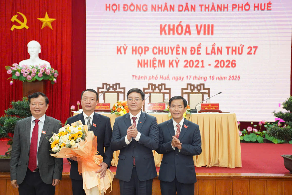 Các đại biểu tặng hoa chúc mừng ông Phan Thiên Định - Chủ tịch UBND thành phố Huế, nhiệm kỳ 2021 - 2026. Ảnh: N.H.