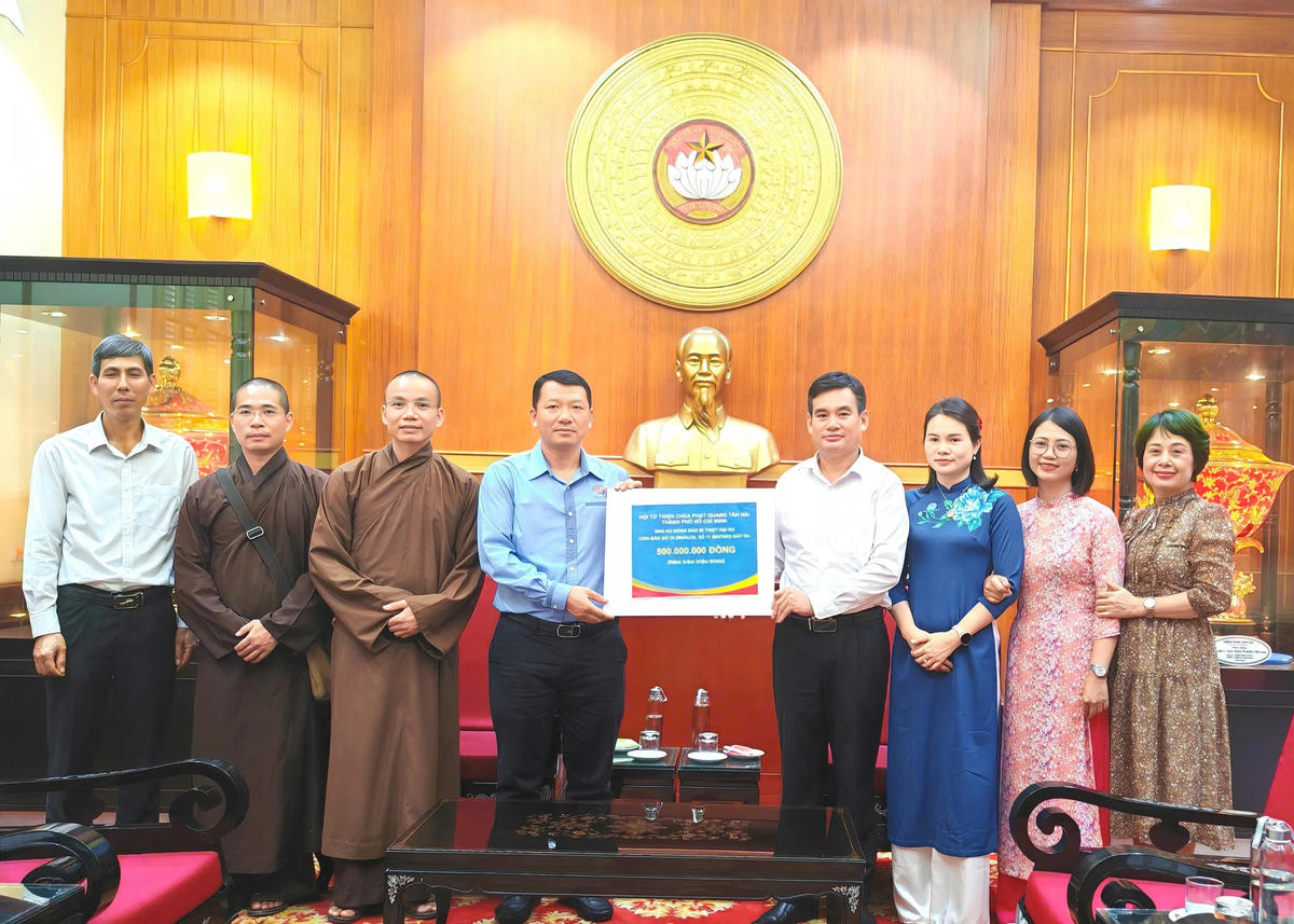  Ủy ban Trung ương MTTQ Việt Nam tiếp nhận ủng hộ từ các tổ chức, cá nhân. Ảnh: Văn Hoa
