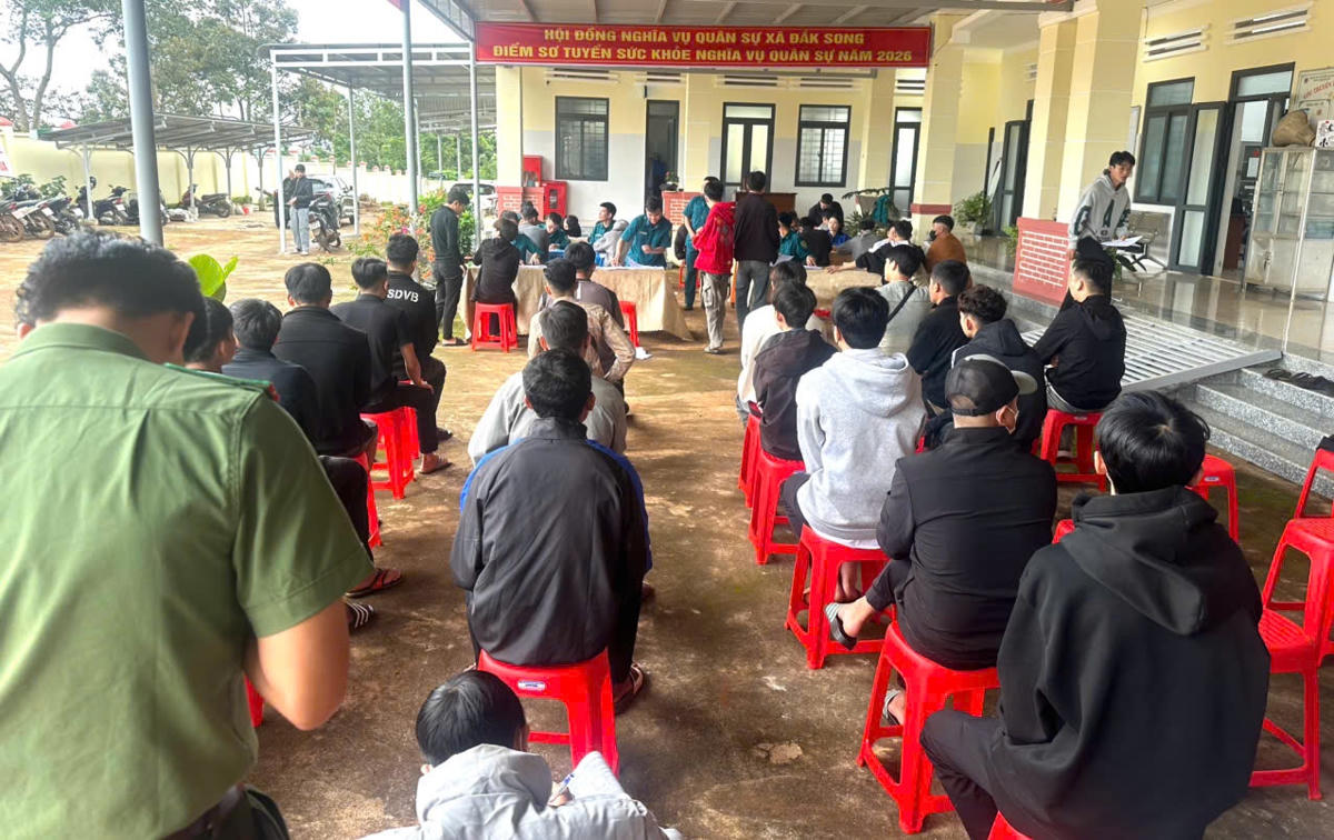 Gần 200 công dân tham gia sơ tuyển nghĩa vụ quân sự và nghĩa vụ CAND năm 2026. Ảnh: CA.