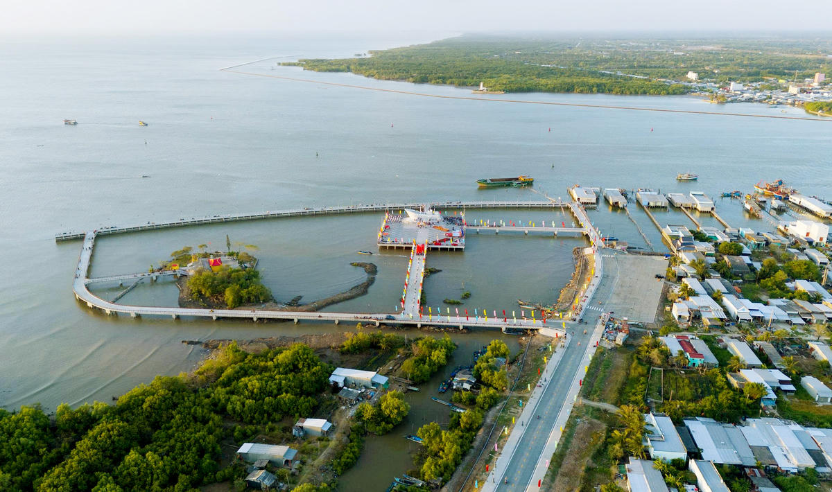 Cụm Tượng đài Chuyến tàu tập kết ra Bắc tại xã Sông Đốc, với tổng mức đầu tư hơn 195,5 tỷ đồng, đã được khánh thành ngày 16/11/2024 (Công trình chào mừng Đại hội Đảng bộ tỉnh Cà Mau). Ảnh BTC.&nbsp;