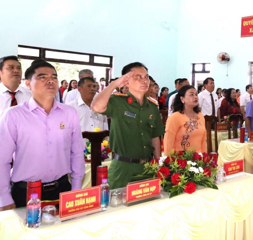 
Các đại biểu thực hiện nghi lễ chào cờ đại hội. (ảnh X.H)
