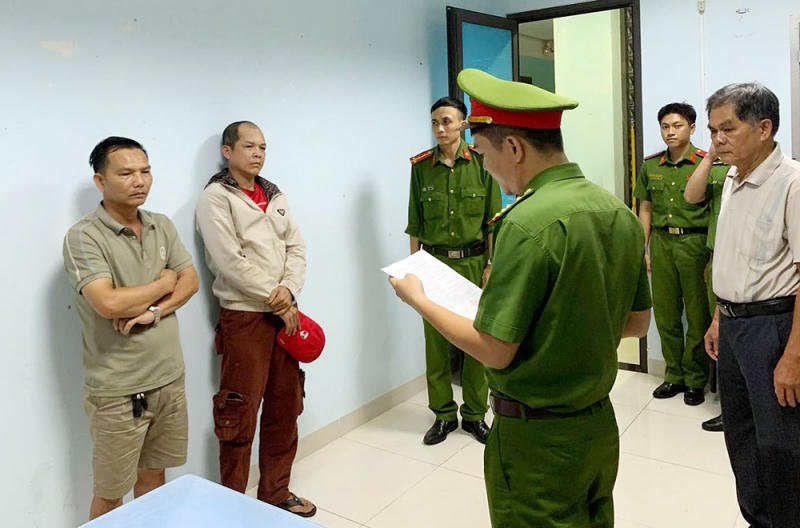 2 đối tượng chặn đầu xe, rút chìa khóa xe ô tô của CSGT bị tạm giữ hình sự