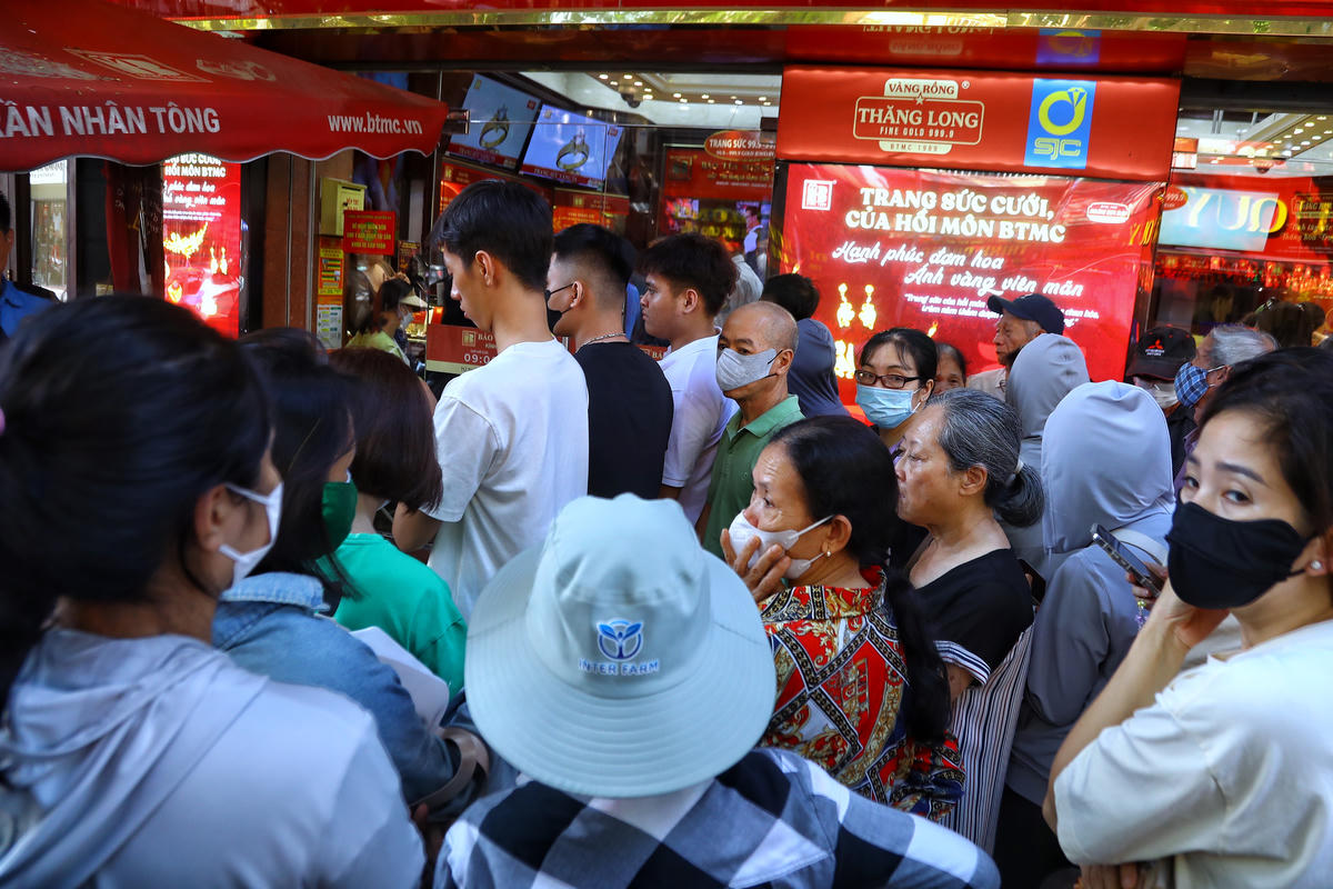 Dù đã treo biển hết hàng, nhưng phía ngoài vẫn rất đông đúc người dân xếp hàng.