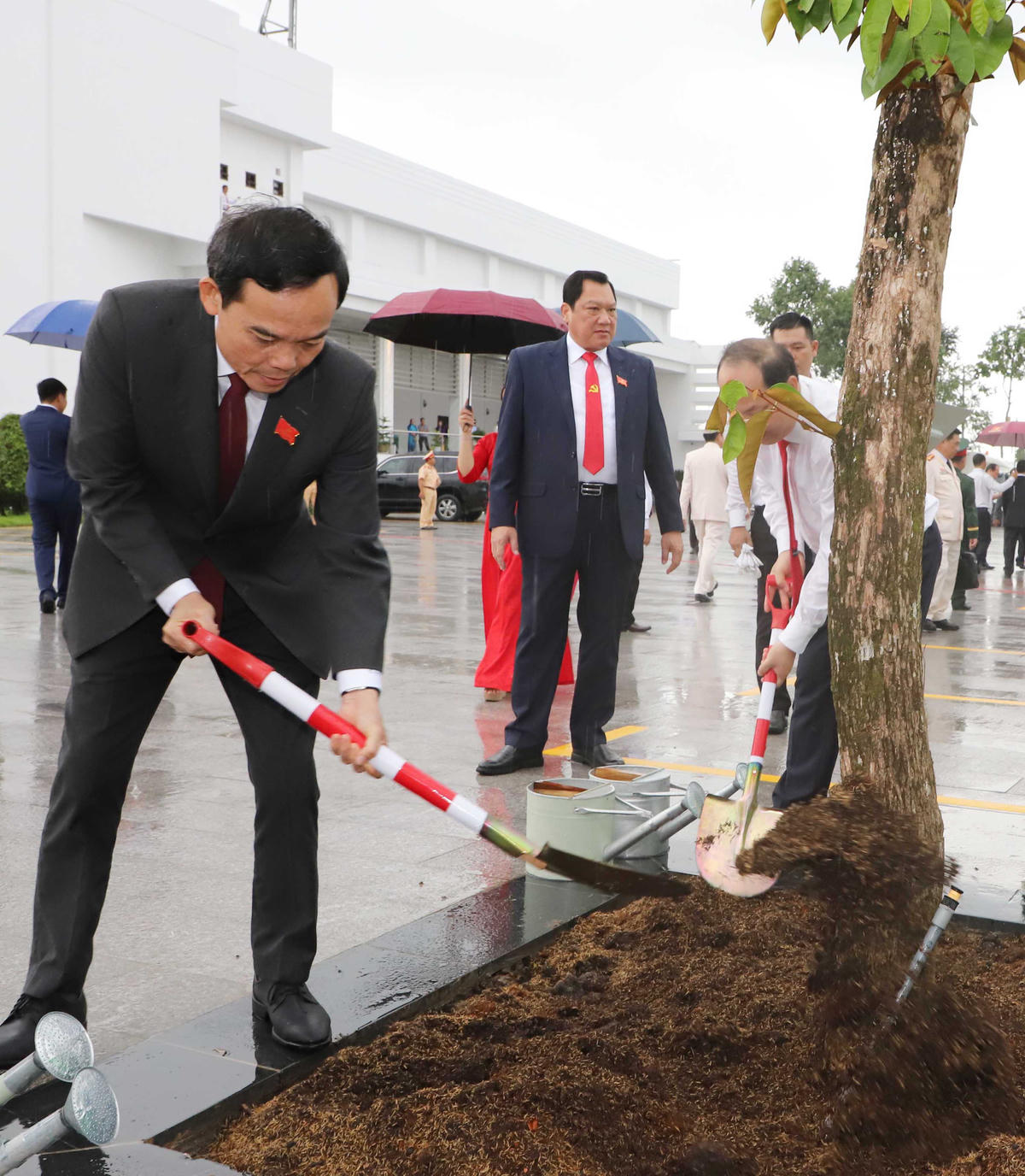 Bí thư Trung ương Đảng, Bí thư Thành ủy TP Hồ Chí Minh Trần Lưu Quang trồng cây lưu niệm tại Trung tâm hội nghị. Ảnh Trung Kiên.&nbsp;