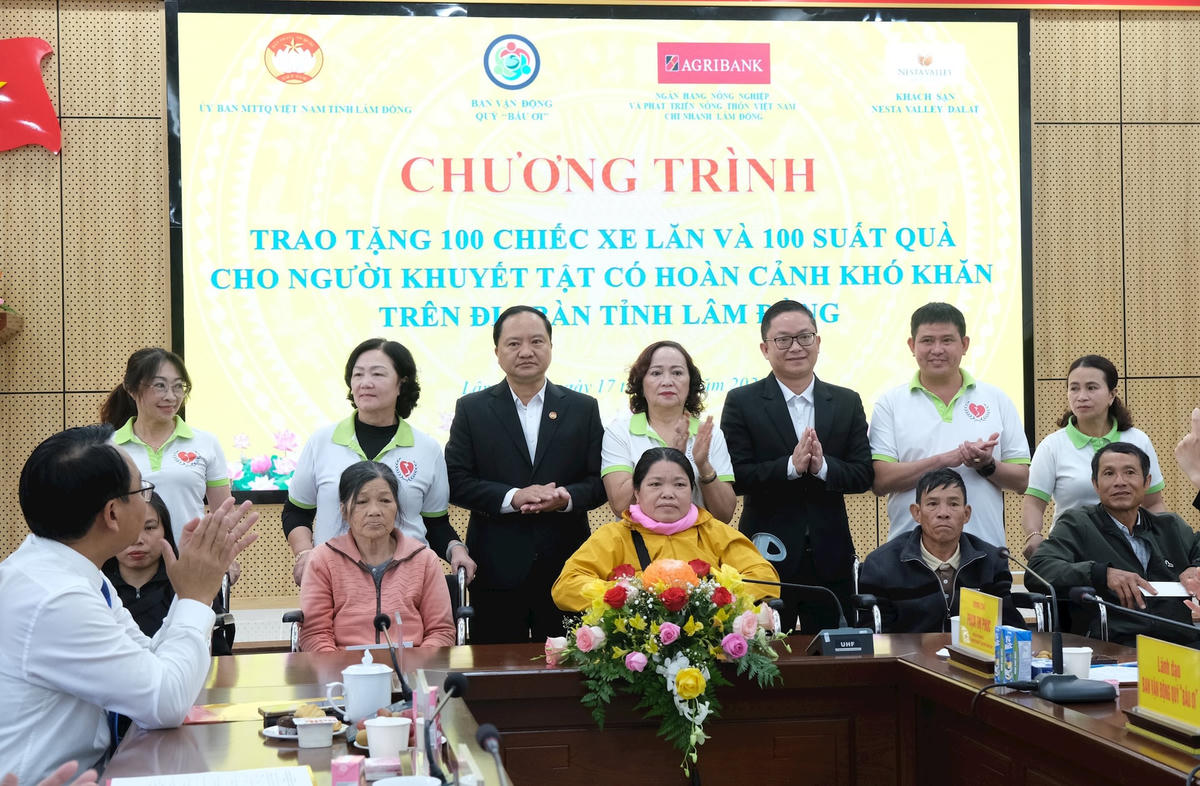 Đại diện các đơn vị  trao tặng quà và xe lăn cho người khuyết tật tại tỉnh Lâm Đồng. (ảnh V.Q)

