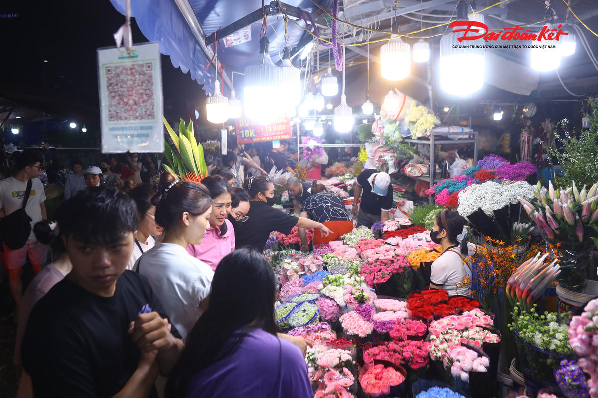 Các tiểu thương luôn trong tình trạng tất bật, để phục vụ nhu cầu của khách hàng cận ngày 20/10. Đây được xem là một trong những dịp "hốt bạc" chính của dân buôn trong năm.