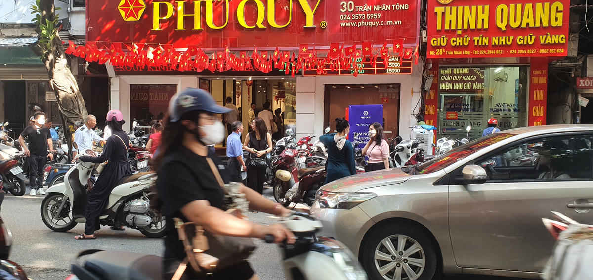 Nhiều người dân thất vọng ra về khi được thông báo cửa hàng hết hàng.