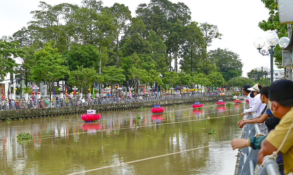 Những ngày này, phường Rạch Giá luôn đông đúc khách thập phương về chơi lễ. Ảnh Nguyễn Minh.