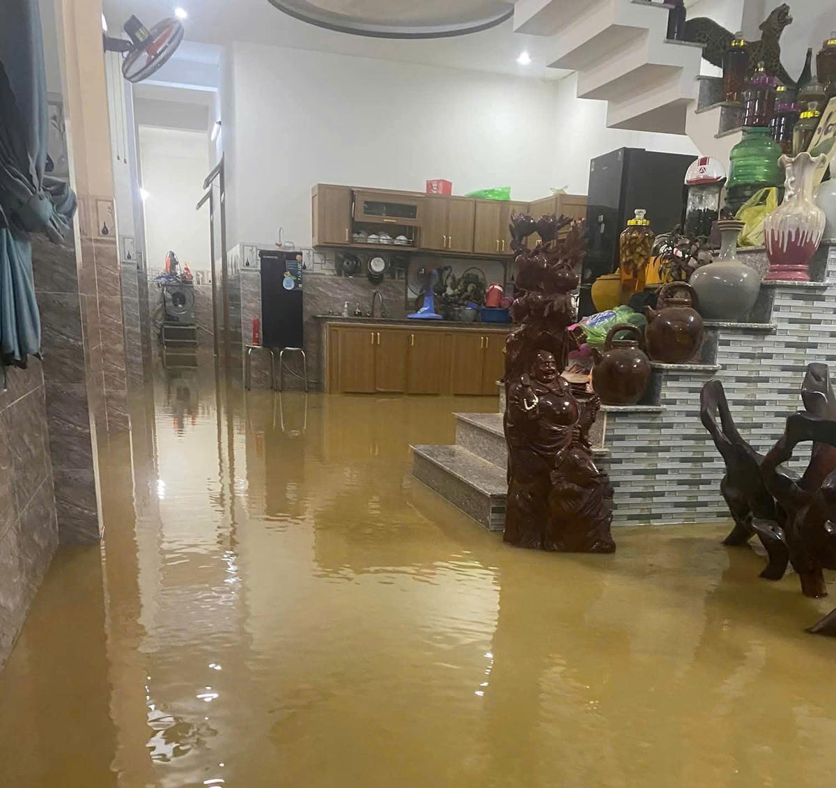 Một số nhà dân trên bàn phường Liên Chiểu nước tràn vào nhà. Ảnh: CV.