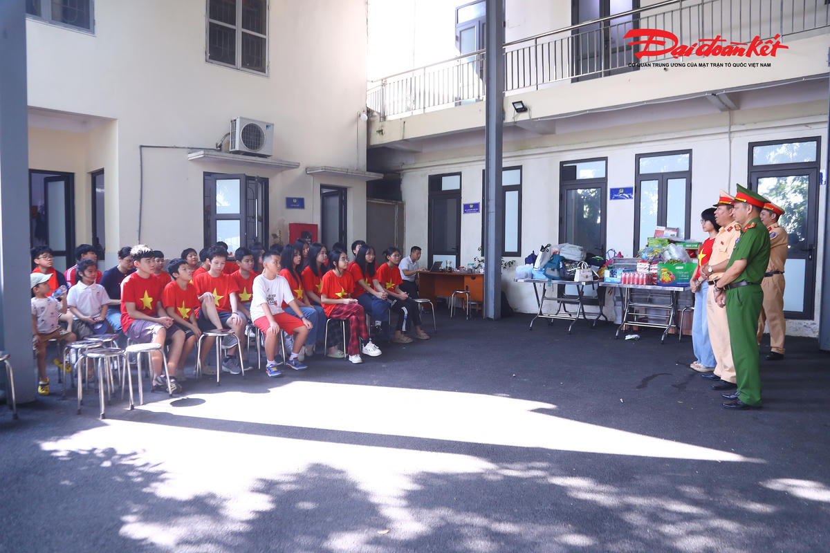 Dưới sự hướng dẫn trực tiếp của cán bộ Đội Cảnh sát PCCC và CNCH và Đội Cảnh sát đường thủy số 2, các em học sinh trường THCS Phenikaa được giới thiệu nguyên nhân gây cháy, mức độ nguy hiểm, cách sử dụng áo phao, bình chữa cháy và những cách cấp cứu nạn nhân và ứng phó an toàn, dập tắt đám cháy, các tiêu lệnh chữa cháy. 