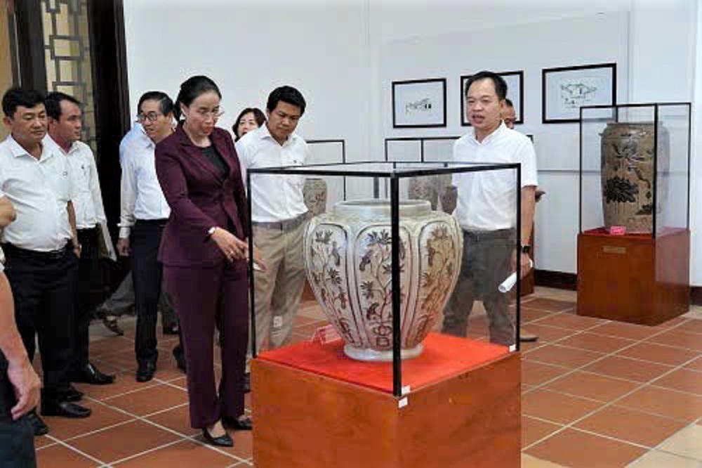 Bà Nguyễn Thị Anh Thi, Phó Chủ tịch UBND TP Đà Nẵng đi khảo sát Bảo tàng văn hóa lịch sử Hội An. Ảnh: CV.