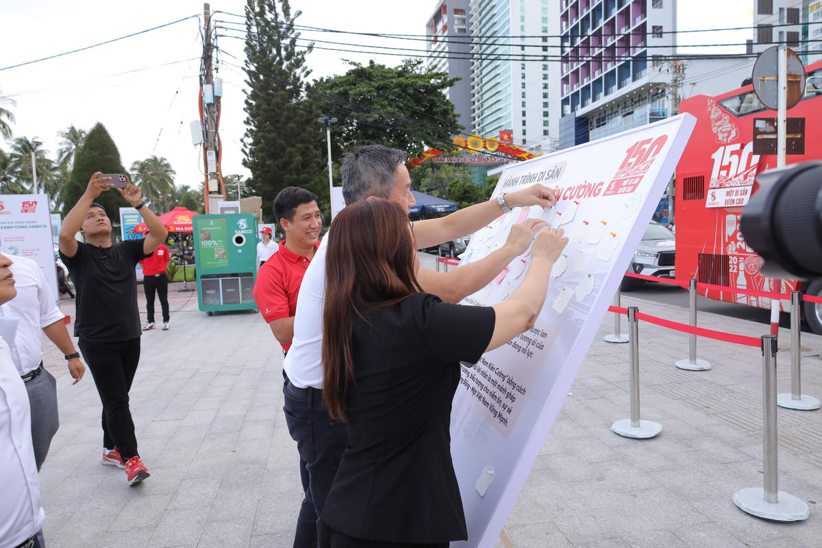 Ông Lester Tan - Tổng Giám Đốc SABECO và Bà Trần Thị Tú Viên, Phó Chủ tịch Uỷ ban Mặt trận Tổ quốc Việt Nam tỉnh Khánh Hòa tham gia "Bức Tường Gắn Kết"