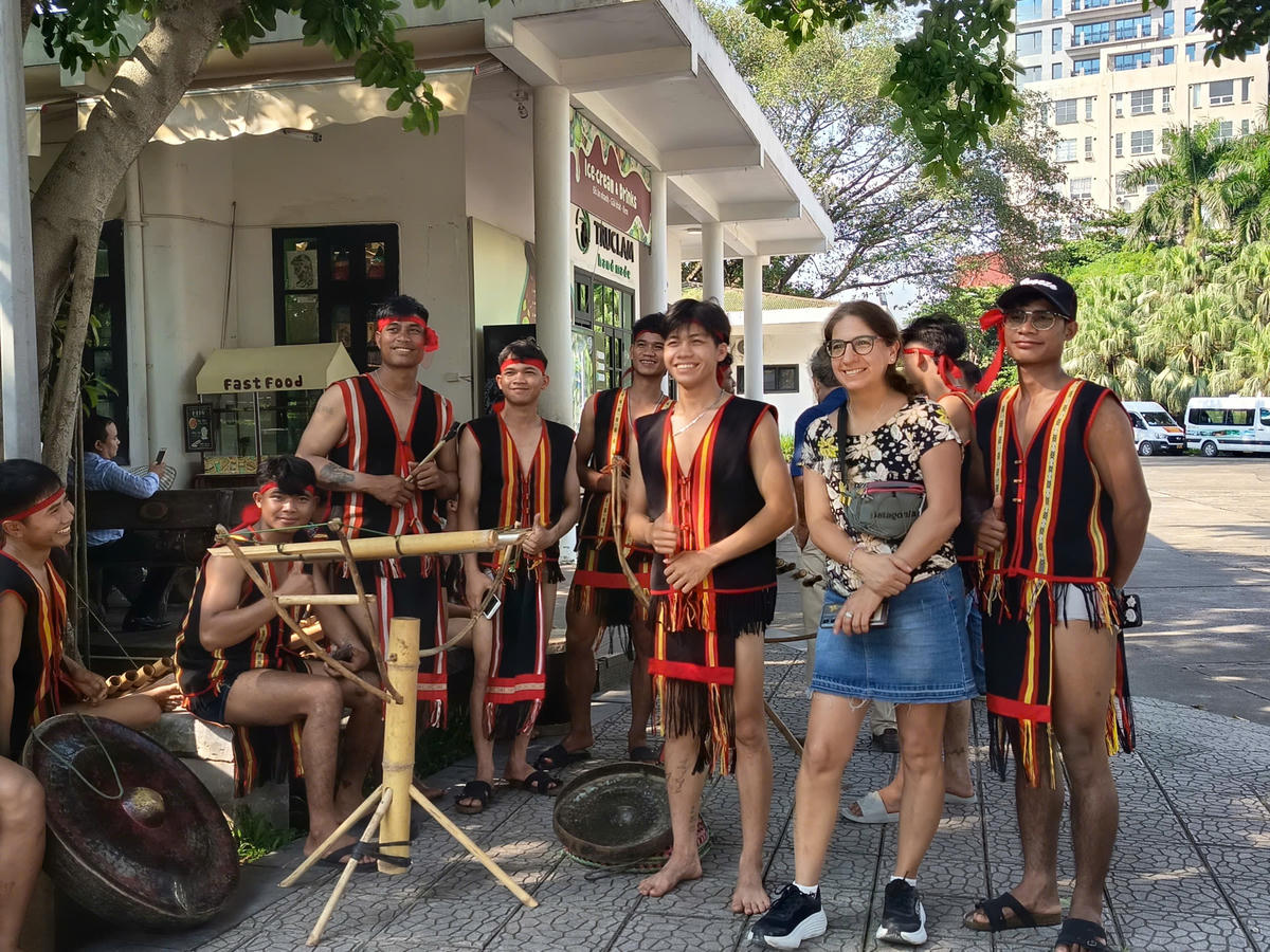 Đến với không gian trình diễn, khách tham quan còn có cơ hội gặp gỡ và giao lưu trực tiếp với nghệ nhân, lắng nghe câu chuyện về nghề, về làng, về cách người dân gìn giữ nghệ thuật truyền thống qua nhiều thế hệ. Ảnh: Phạm Sỹ.