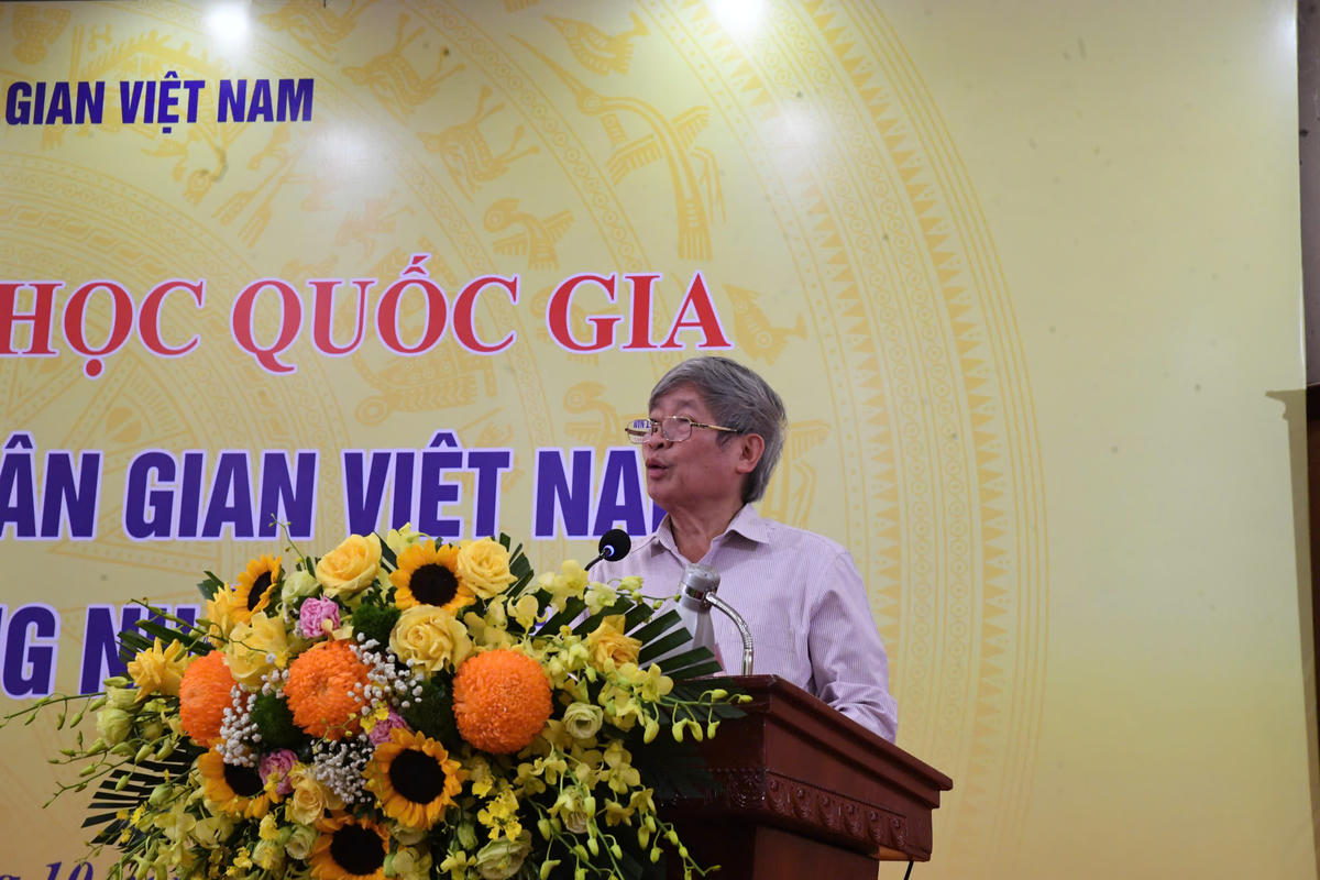 GS.TS Nguyễn Chí Bền trình bày tham luận tại hội thảo. Ảnh: Phạm Sỹ.