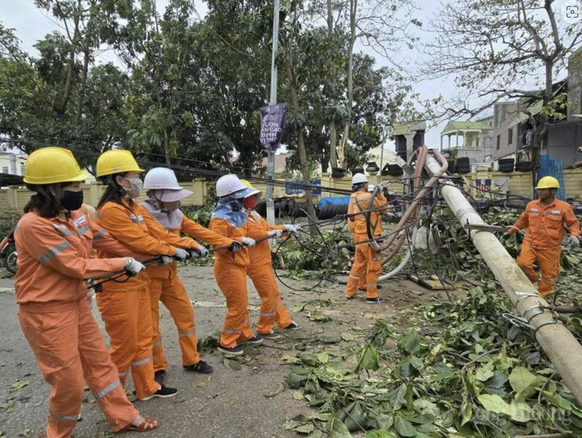 Nữ CBCNV EVNNPC nêu cao tinh thần trách nhiệm, chung sức khắc phục hậu quả thiên tai, đảm bảo cấp điện an toàn, liên tục