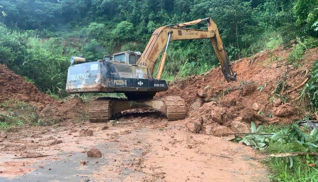 Ngành chức năng tỉnh Quảng Ngãi huy động máy móc khắc phục điểm sạt lở đất đá trên các tuyến đường miền núi. Ảnh: CV.