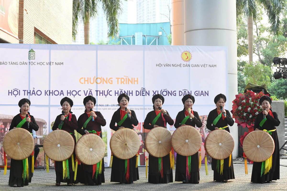 
Các liền chị ngâm nga câu ca Quan họ giữa long Thủ đô. Ảnh: Phạm Sỹ.
. 