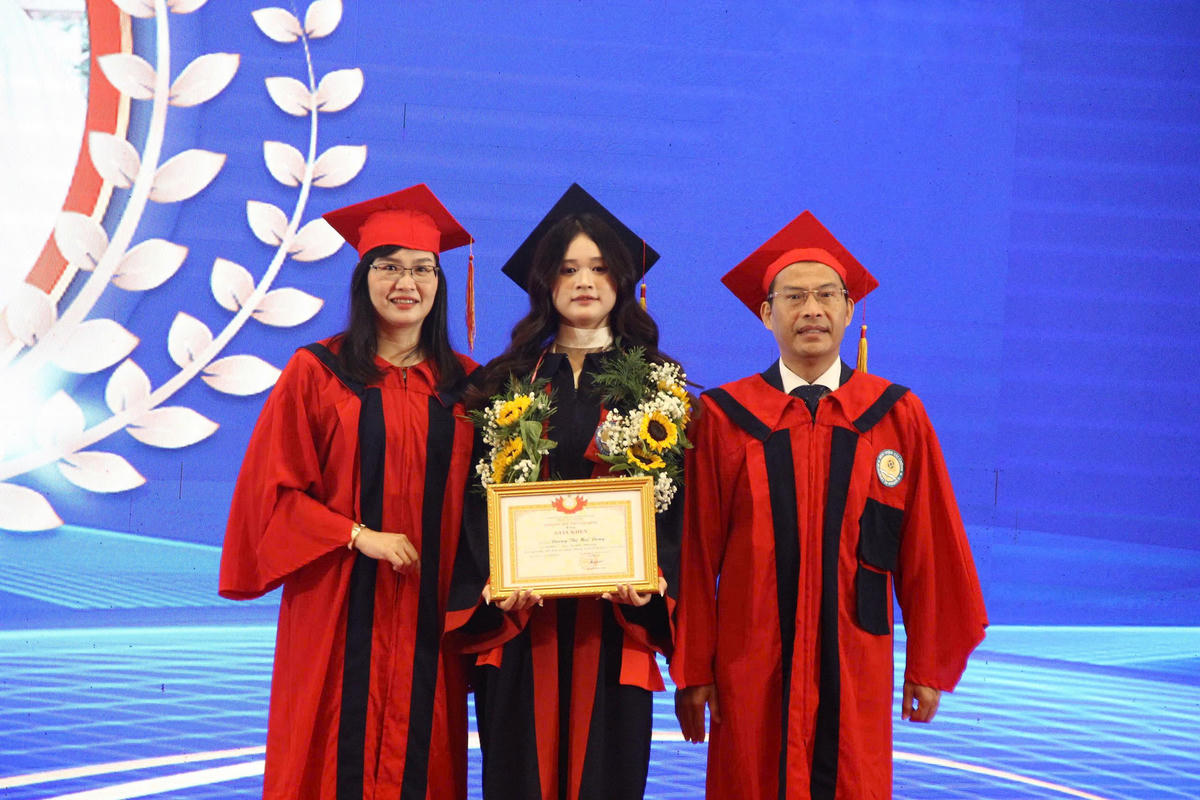 Ban lãnh đạo nhà trường trao bằng Cử nhân cho thủ khoa tốt nghiệp Dương Thị Mai Dung.&nbsp;