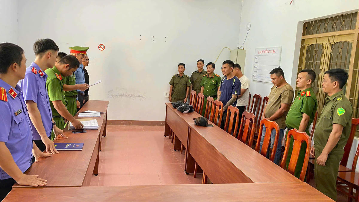 Lực lượng chức năng tống đạt các quyết định&nbsp;khởi tố vụ án, khởi tố bị can và thi hành lệnh bắt tạm giam đối với 4 đối tượng. Ảnh:SĐ.