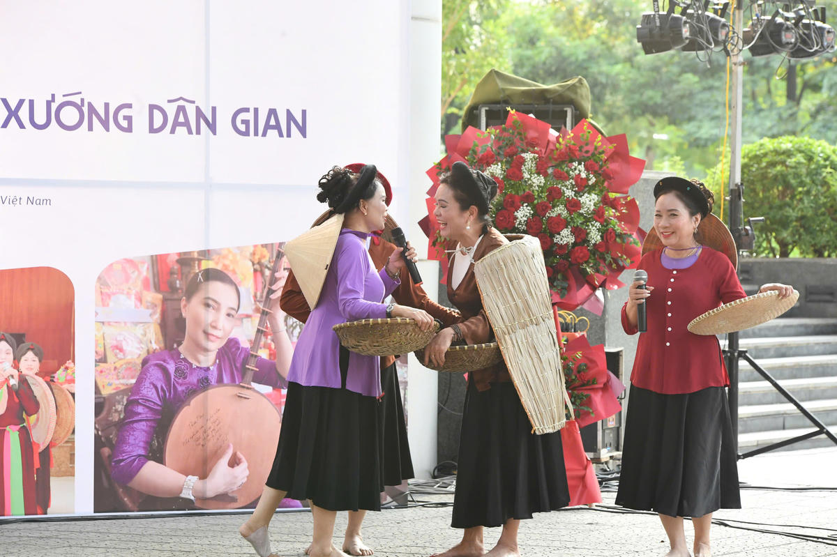 Những là điệu dân Dân ca Ví, Giặm của các nghệ nhân đến từ câu lạc bộ Dân ca Ví Giặm Hà Tĩnh. Ảnh: Phạm Sỹ.&nbsp;