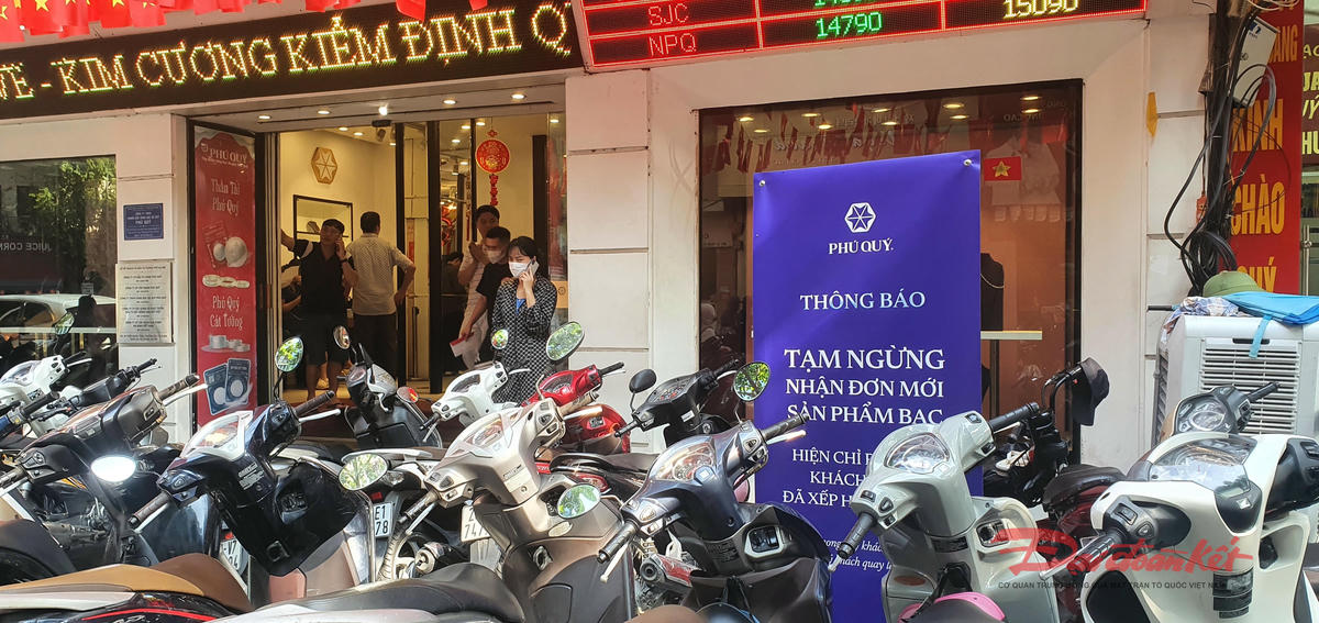 Các giao dịch vàng từ 20 triệu đồng trở lên, khách hàng sẽ không được thanh toán bằng thẻ tín dụng. Ảnh: H.H.