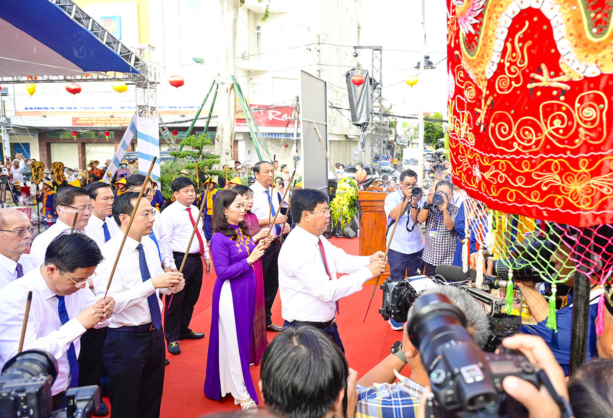 Bí thư Tỉnh ủy An Giang Nguyễn Tiến Hải cùng lãnh đạo tỉnh An Giang dâng hương Anh hùng dân tộc Nguyễn Trung Trực, sáng 18/10. Ảnh Nguyễn Minh.