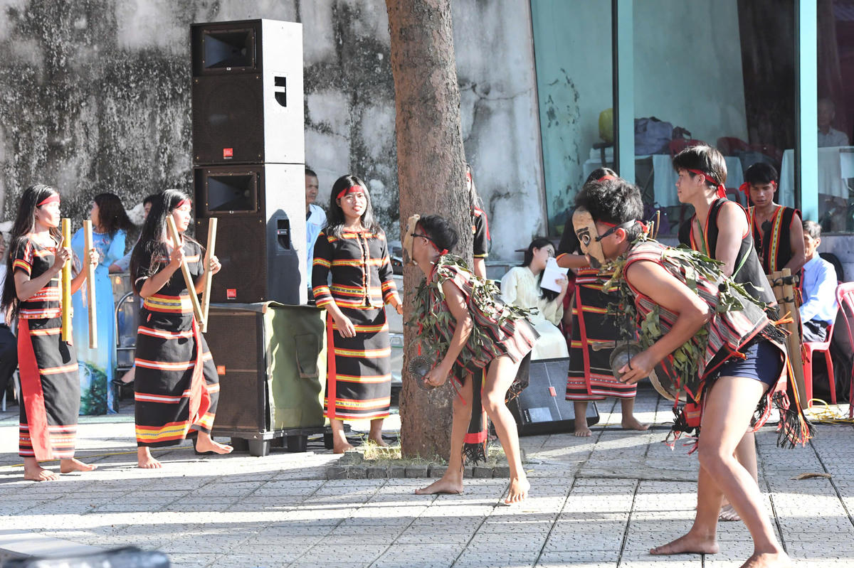 Tiếng Cồng chiêng rộn ràng và những điệu xoang (múa) của những nghệ nhân đến từ câu lạc bộ Cồng chiêng Xơ đăng, tỉnh Quảng Ngãi đã cuốn hút du khách trong và ngoài nước. Ảnh: Phạm Sỹ.