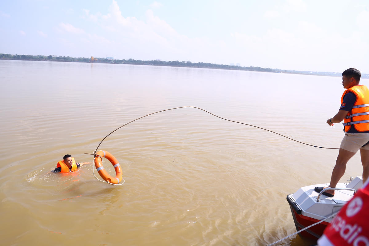 Ví dụ: Trong trường hợp không biết bơi, khi phát hiện ra người dân bị đuối nước các em học sinh phải ném phao, hoặc vật liệu nổi rồi tiến hành kéo vào bờ, thay vì nhảy xuống cứu.