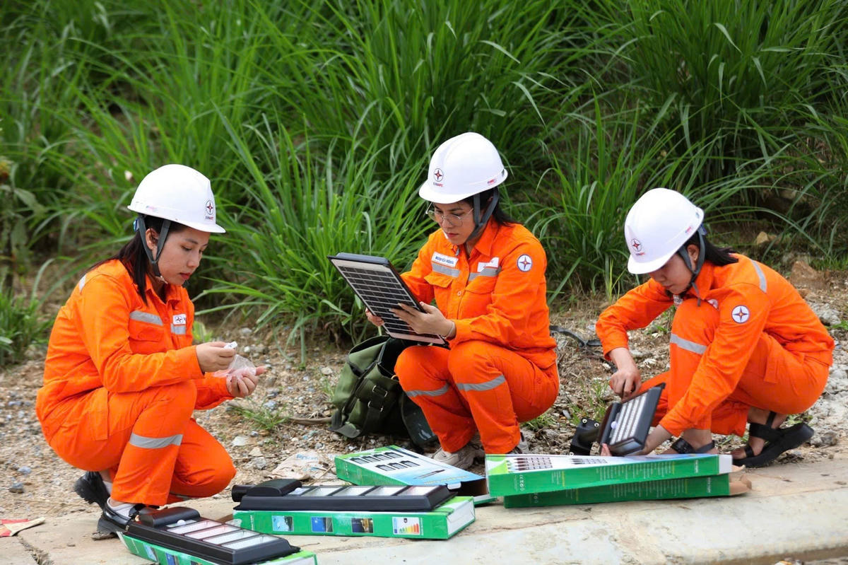 Nữ công nhân PC Lào Cai trực tiếp lắp đặt đèn năng lượng mặt trời phục vụ các hoạt động tri ân khách hàng