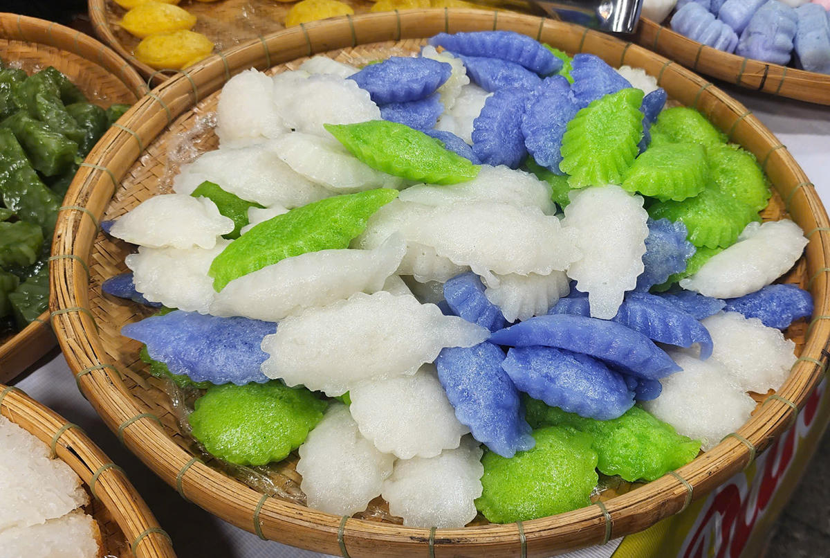 Bánh dân gian Nam bộ tại ngày hội. Ảnh Nguyễn Minh.