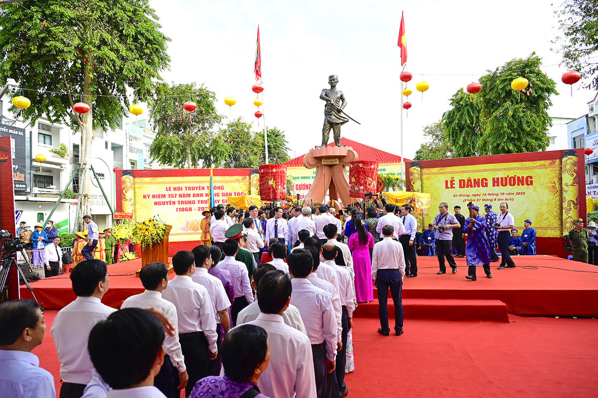 Đông đảo người dân thành kính dâng hương tưởng nhớ Anh hùng dân tộc Nguyễn Trung Trực. Ảnh Nguyễn Minh.
