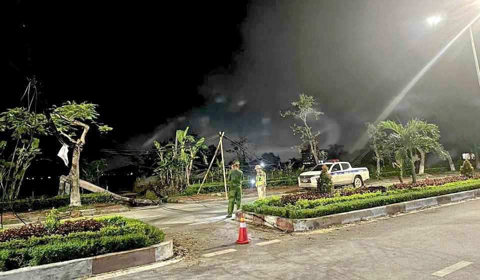 Nghệ An: Một người đàn ông tử vong do vướng dây cáp thòng ngang đường