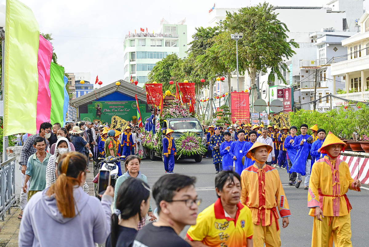 Nghi thức&nbsp;rước linh vị Anh hùng dân tộc Nguyễn Trung Trực về an vị tại đình Nguyễn Trung Trực. Ảnh Nguyễn Minh.