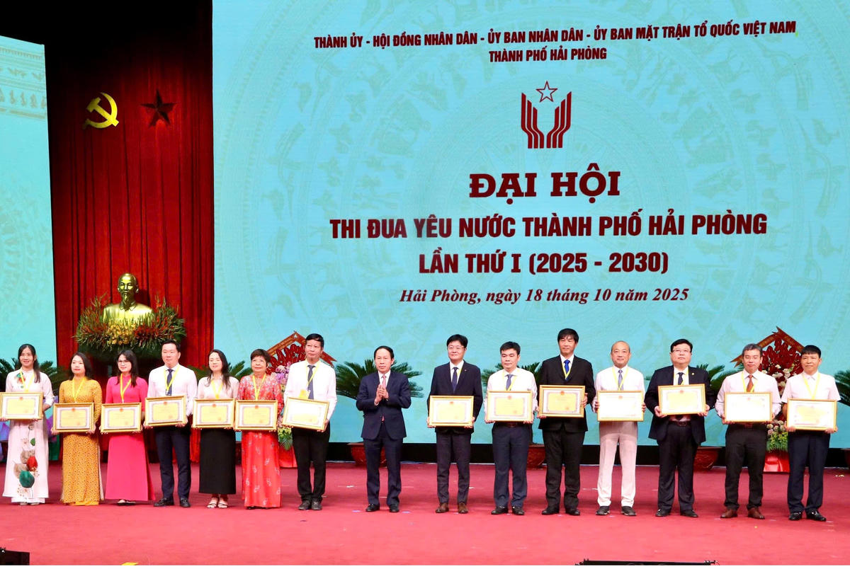 Bí thư Thành ủy Hải Phòng Lê Tiến Châu trao Bằng khen cho các gương điển hình tiên tiến. Ảnh: ĐT.&nbsp;