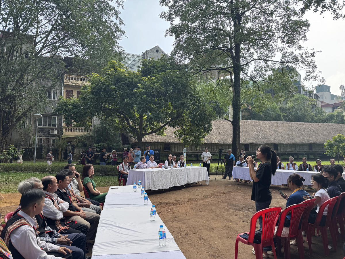 Khách tham quan trao đổi, giao lưu với các nhà nghiên cứu và những người Bana. Ảnh: BTC..