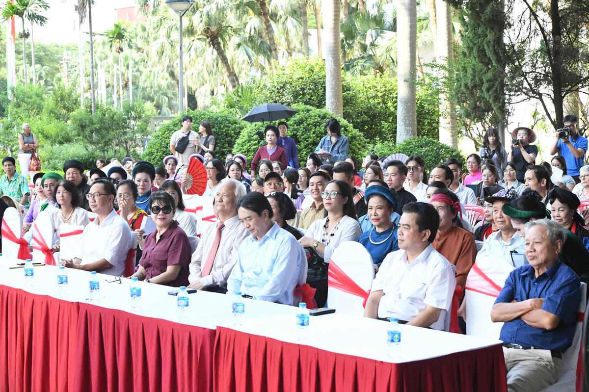 Không gian diễn xướng dân gian thu hút đông đảo du khách và các nhà nghiên cứu văn hóa dân gian. Tất cả các tiết mục đã mang đến cho khách tham quan một chuyến du hành qua các vùng di sản, nơi âm thanh, nhịp điệu và trang phục hòa quyện trong không gian văn hóa đa sắc. Ảnh: Phạm Sỹ.. 