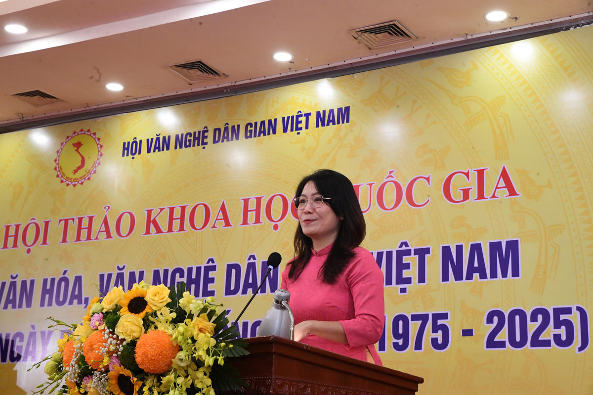 TS. La Mai Thi Gia bàn về thành tựu của văn học dân gian Khmer Nam Bộ từ sau năm 1975. Ảnh: Phạm Sỹ.