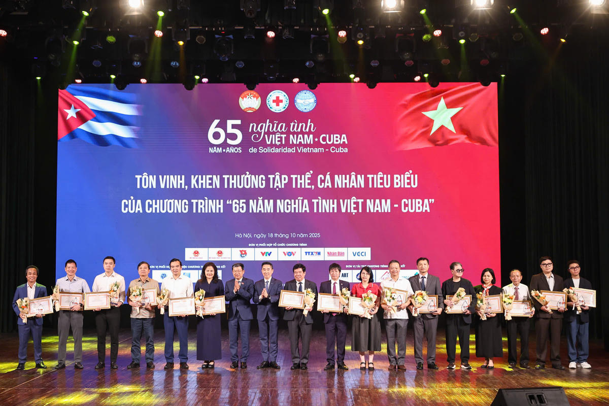 Khen thưởng các tập thể, cá nhân tiêu biểu trong vận động ủng hộ Cuba. Ảnh: Quang Vinh.
