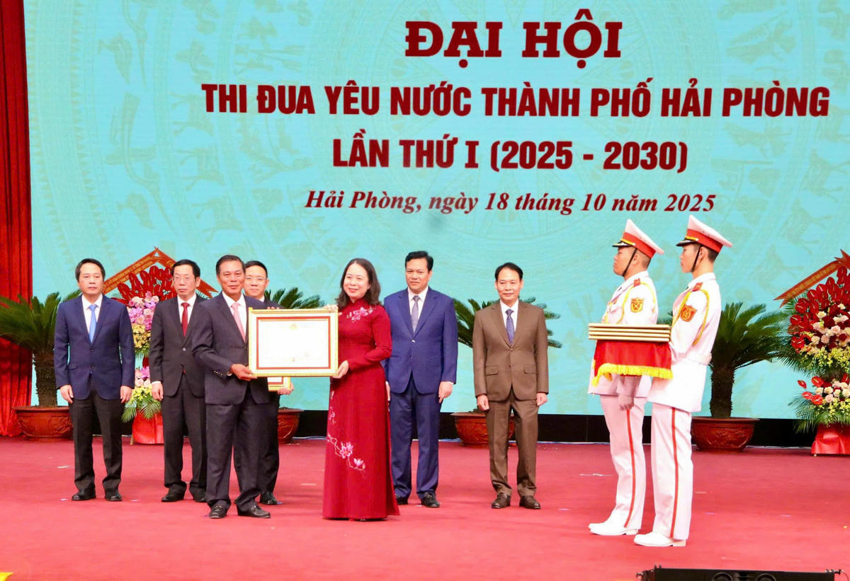 Phó Chủ tịch nước Võ Thị Ánh Xuân trao&nbsp;Huân chương Độc lập hạng Ba cho ông Nguyễn Văn Tùng, nguyên Phó Bí thư Thành uỷ, nguyên Chủ tịch UBND TP Hải Phòng (trước hợp nhất). Ảnh: ĐT.&nbsp;