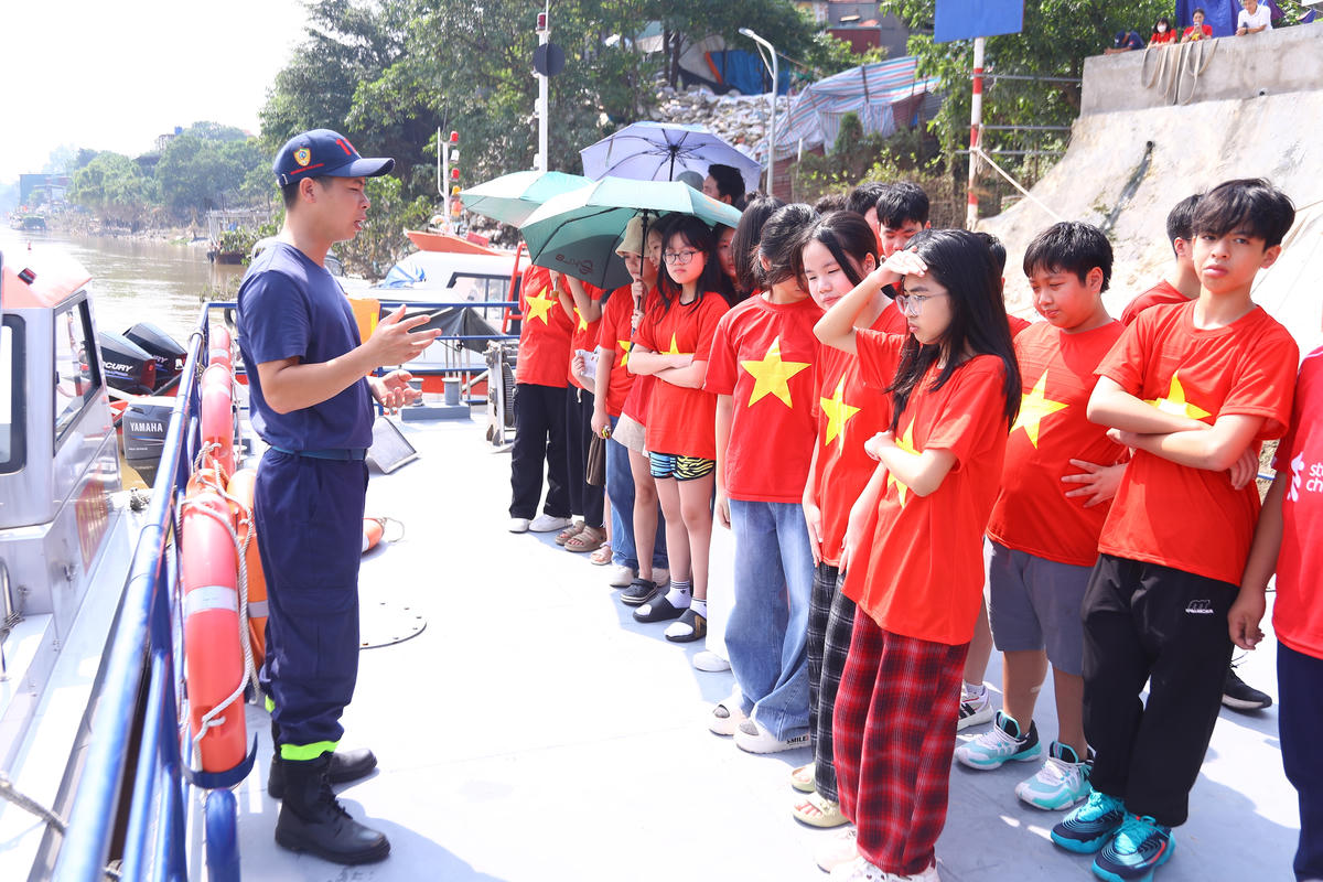 Trung tá Tạ Tiến Đạt, Đội trưởng đội Cảnh sát PCCC và CNCH (Công an TP Hà Nội) chia sẻ: “Việc trang bị cho các em học sinh những kiến thức về cứu nạn, cứu hộ hướng tới môi trường giáo dục toàn diện. Từ những buổi tập huấn, học sinh không chỉ học tốt trên lớp, mà còn biết ứng phó trước tình huống bất ngờ, sẵn sàng trở thành những công dân có trách nhiệm và nhân văn trong tương lai.