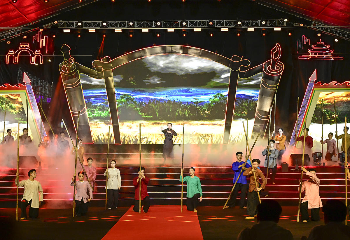 Trước đó, tối 17/10 tại phường Rạch Giá diễn ra chương trình văn nghệ với chủ đề “Hào khí Nguyễn Trung Trực” nhằm tài hiện cuộc đời và sự nghiệp kháng Pháp của ông và nghĩa quân. Ảnh Nguyễn Minh.