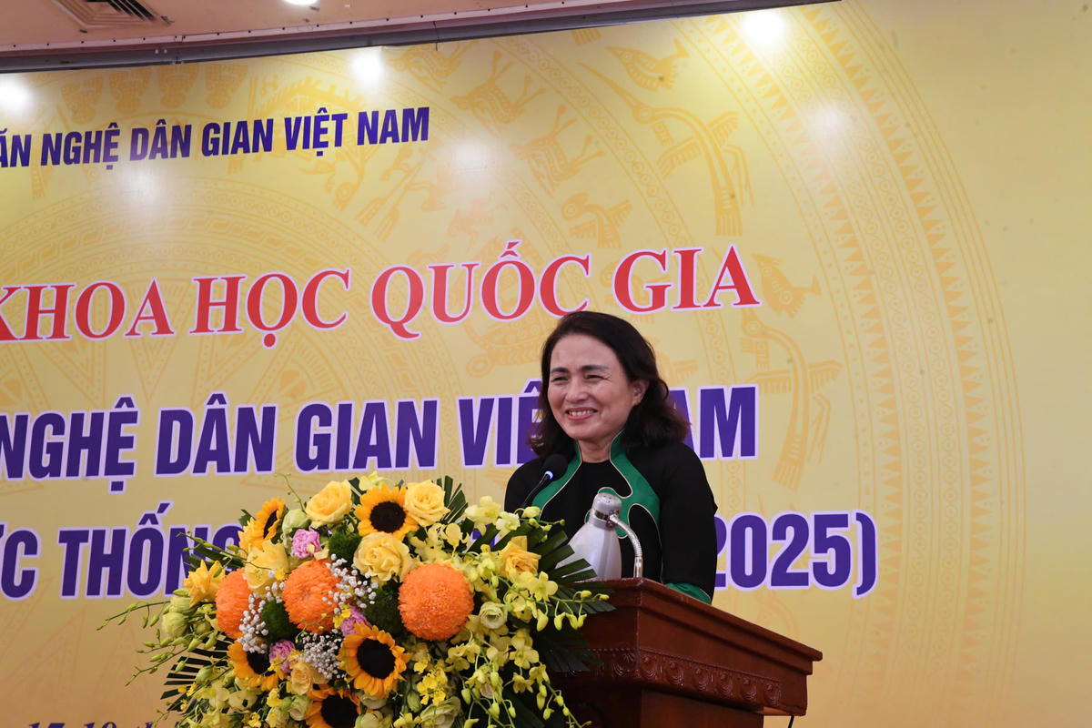 PGS.TS Trần Thị An tham luận tại hội thảo. Ảnh: Phạm Sỹ.