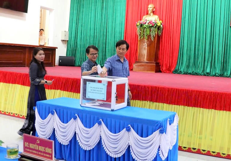 Cán bộ xã Kon Braih ủng hộ các địa phương bị ảnh hưởng do bão số 10 gây ra. Ảnh: CV.