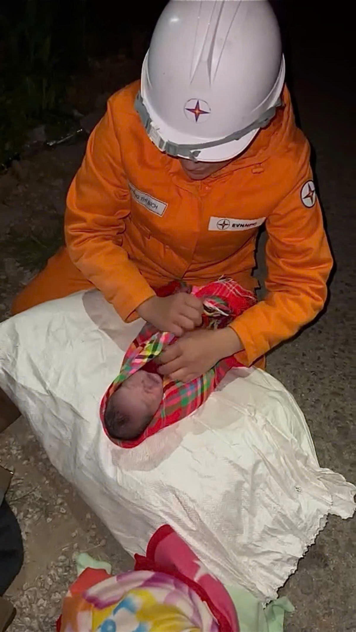 Tấm gương chị Hoàng Thị Bích – công nhân Điện lực Tuyên Quang dũng cảm, nhân ái khi giúp sản phụ người H’Mông sinh con bên vệ đường