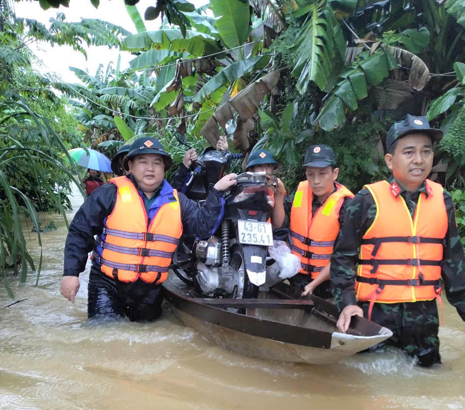 Lực lượng chức năng TP Đà Nẵng giúp di dời tài sản của người dân ra khỏi vùng ngập nước. Ảnh: CV.
